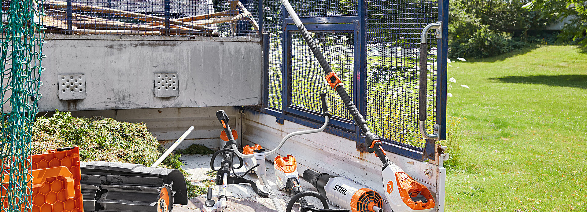 Battery, Occasional users/semi-professionals, Professional users, Pro, professional, Garden , Meadow, Courtyard entrance, Courtyard, Retirement home, Noise-sensitive area, nursing home, Kindergarten, nursery, Noise-sensitive areas, School, Noise-sensitive areas, Hospital, Noise-sensitive areas, Forest, Woods, Park, Park complex, Urban environment (road, public places), Road, public places, town, community, Agricultural operations, Farm, Agricultural land, Road construction, Vegetable farms, Fruit farms , Meadows, Mountain pastures , Steep slopes, steep slope, Nursery, Business environment, Trousers, Leg protection, Safety boots without cut protection, Chainsaw boots with cut protection, Face/hearing protection, Helmet set, Safety glasses, Protective gloves